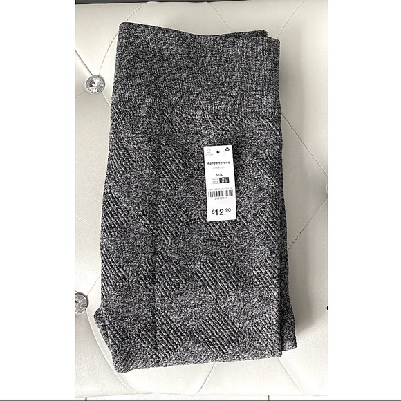 ‼️🚫 SOLD elsewhere 🚫‼️  Ardene • Legging with 3D design — Super-soft - Picture 5 of 9